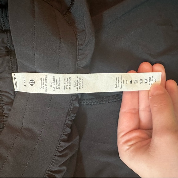 I am selling a never worn pair of lululemon hotty hot shorts in a size 4 - Picture 3 of 3